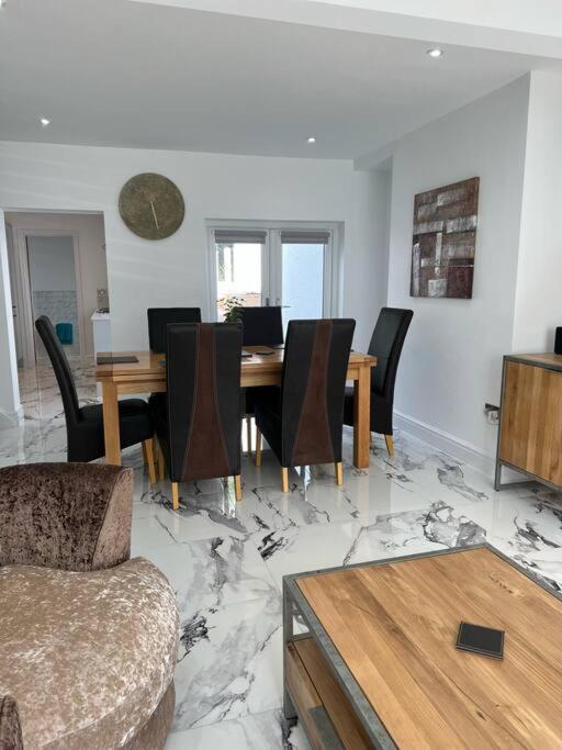 Clare Street - 3 Bedroom House With Private Parking Merthyr Tydfil Esterno foto