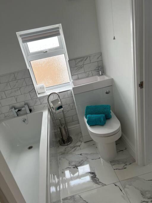 Clare Street - 3 Bedroom House With Private Parking Merthyr Tydfil Esterno foto
