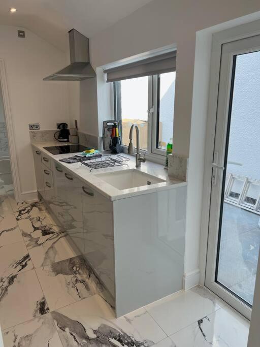 Clare Street - 3 Bedroom House With Private Parking Merthyr Tydfil Esterno foto